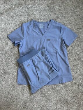 Figs Women’s Medical Scrubs Set Top and Pants in Dusty Grey Blue Size Medium